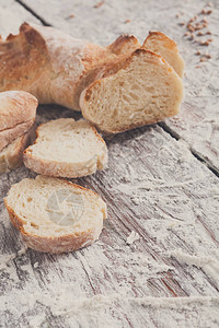 切片白面包生锈木的面包背景垂直缝图片