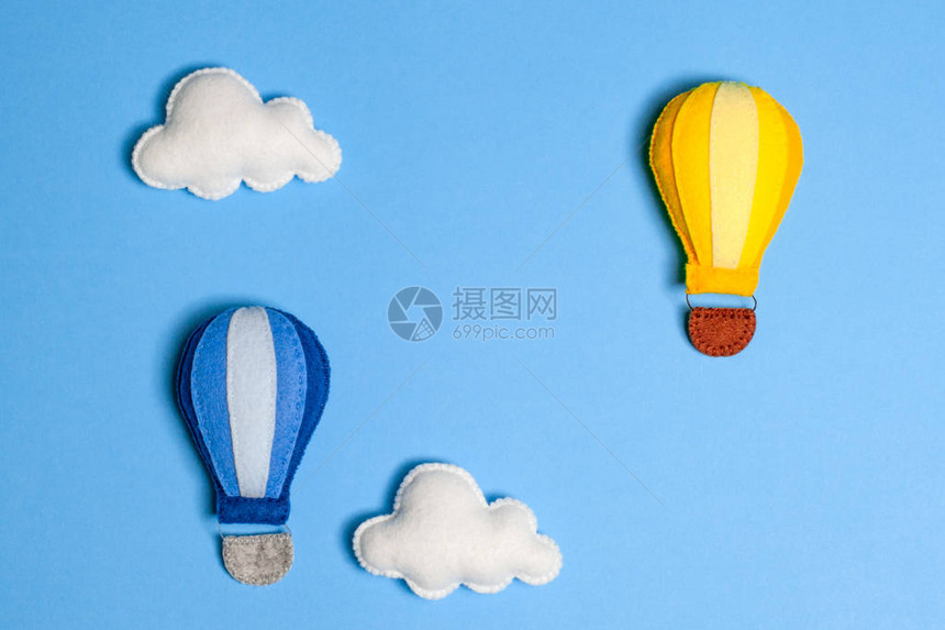 在蓝天的热气球与云彩框架copyspace手工毛毡玩具抽象的天空旅行社动机业务发展贺卡横幅图片