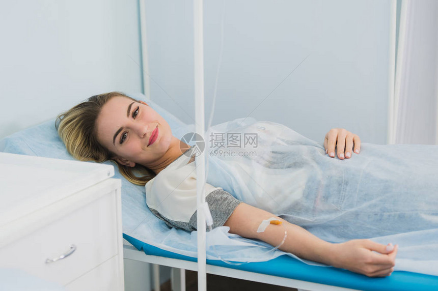妇女在医院卧床和微图片