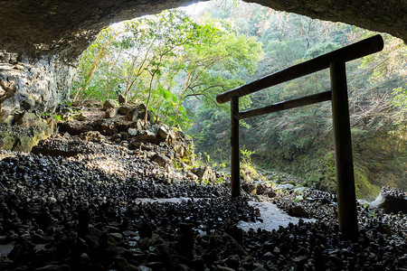 日本自然洞穴中的牌坊图片