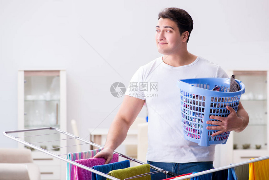 在家洗衣服的男人图片