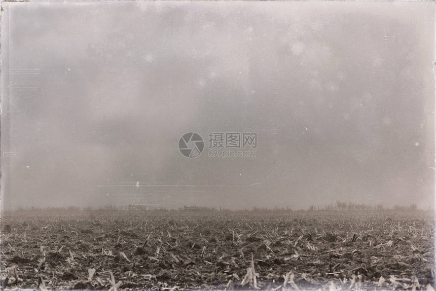 晨雾中农田的黑白老照片图片