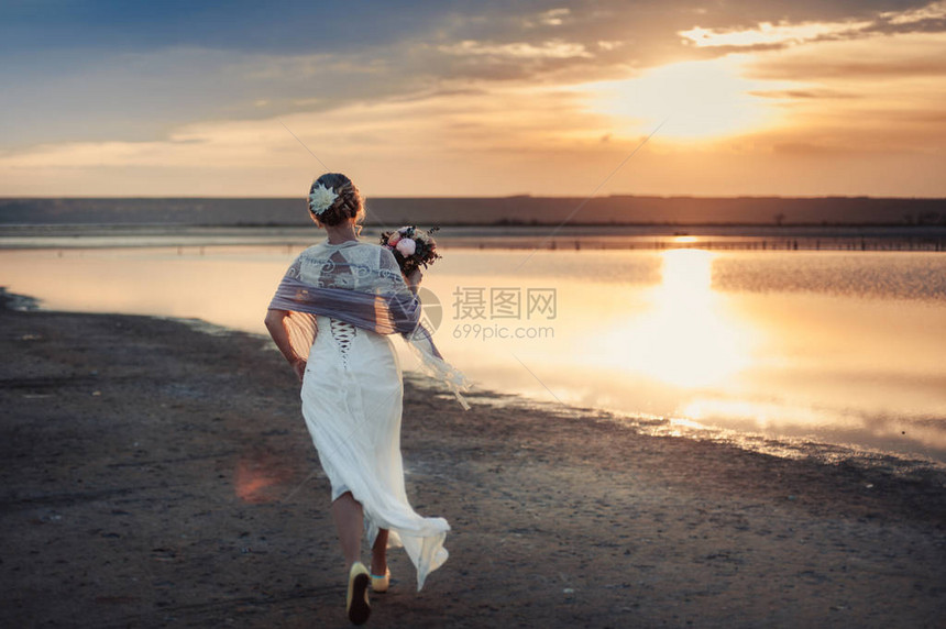 结婚夫妇在步行新娘和新郎的海野夕阳图片