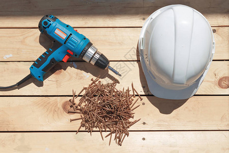 木制地板或阳台的建筑工具螺丝起子自窃螺钉和木制地图片