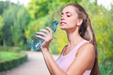 女人锻炼后喝水图片