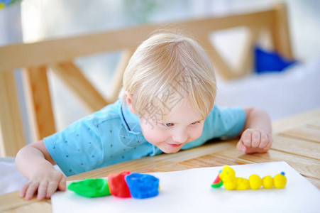 有创意的男孩在幼儿园玩彩色造型粘土小孩在家成型学龄前图片