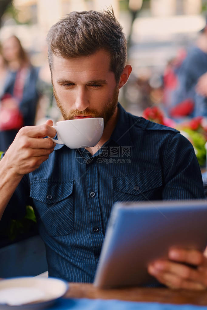 有胡子的人喝咖啡在咖啡馆图片
