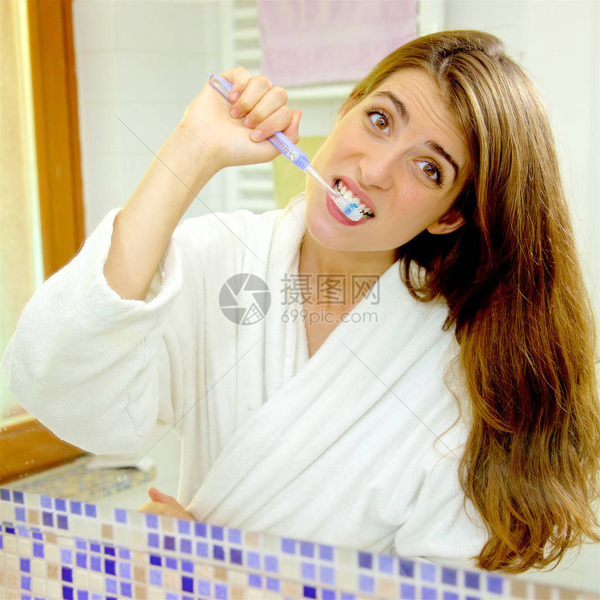 快乐的女人早上洗牙图片