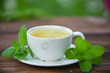 桌上有绿茶的瓷杯图片
