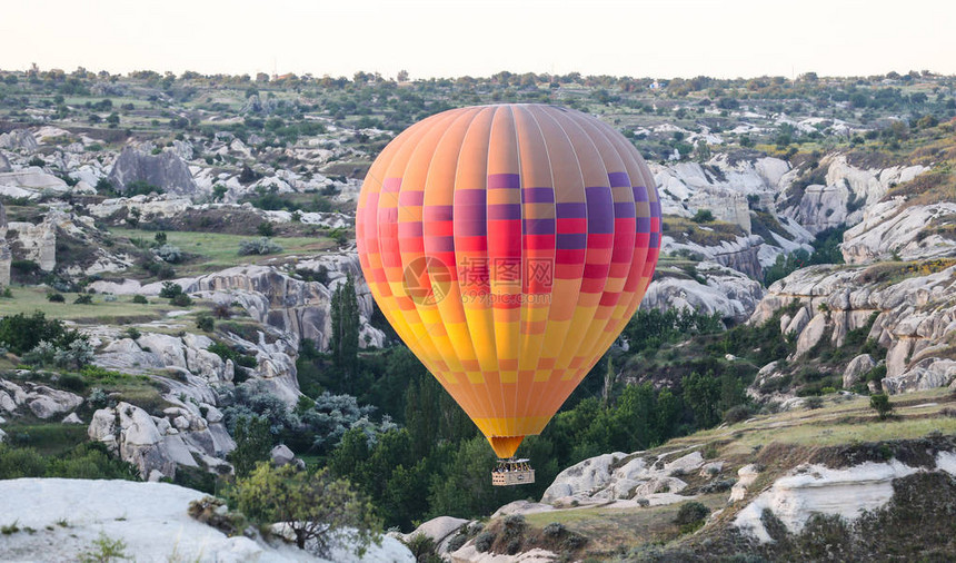 土耳其卡帕多西亚山谷的热气球图片