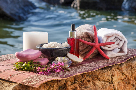 海盐碗香油瓶蜡烛肥皂野花海贝壳海星和毛巾图片