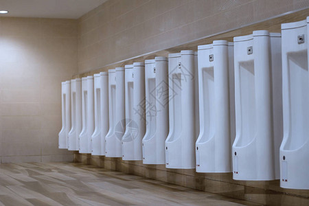 现代男厕所空荡的房间图片