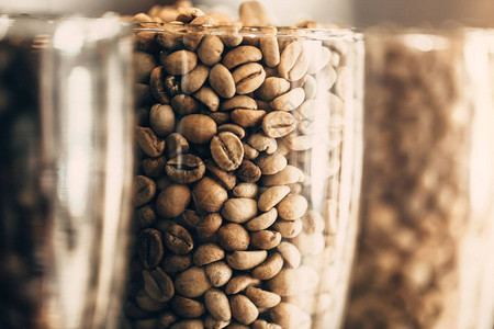 咖啡豆阿拉伯咖啡豆和清澈的玻璃图片