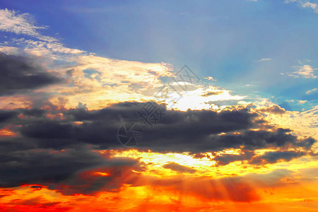 夕阳的天空阳光透过乌云图片