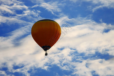 蓝天白云中明亮的气球图片
