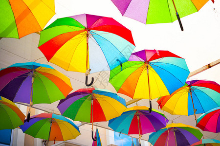 天空中多姿彩的雨伞多彩的雨伞背图片