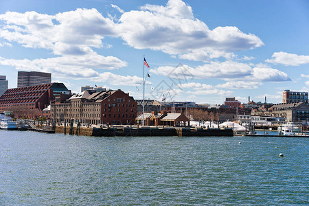 位于美国波士顿市内城市的天线与查尔斯河对面的波士顿码头Charles图片