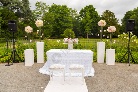基建狂魔在公园举行婚礼的风景用鲜花装饰的白色框架白背景