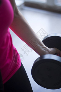 在健身房健康工作室锻炼女运动健身运动重图片