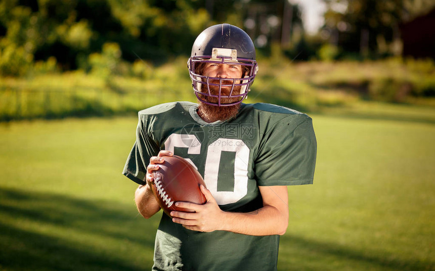 身穿绿色运动制服的美国足球运动员图片