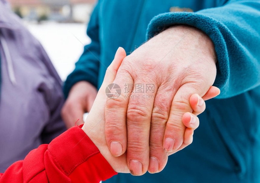 年轻照顾者握着老人手的特写照片图片