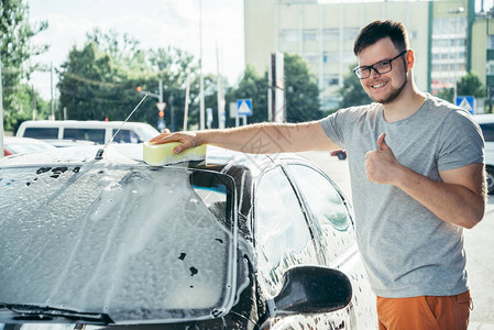 洗车时用海绵在他图片