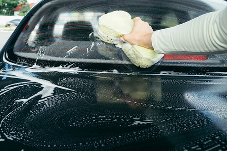 在洗车场用海绵洗车的手图片