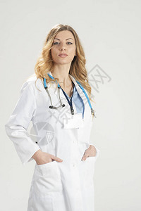 白色外科手术大衣和听诊器女医生白皮上图片