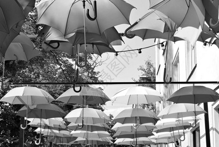 五颜六色的雨伞背景天空中的五图片