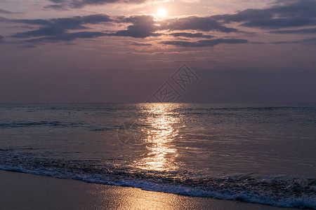 海浪与日落图片