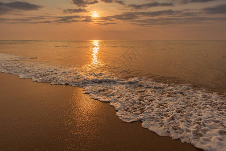 海浪与日落图片