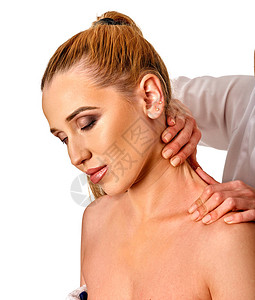 在spa沙龙为女提供肩颈按摩医生在孤立的康复中心进行颈部治疗图片