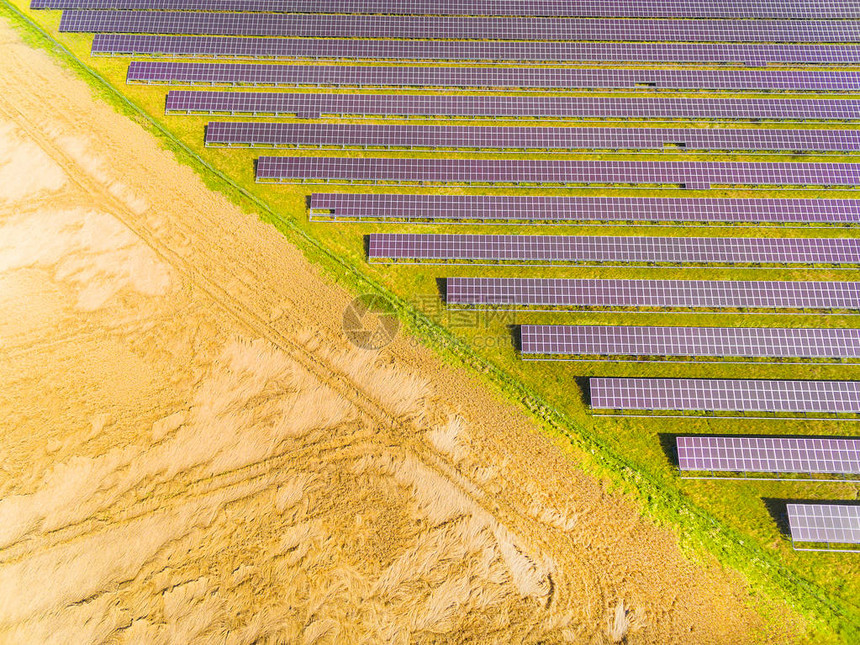 对太阳能电厂在农业景观鸟瞰图图片
