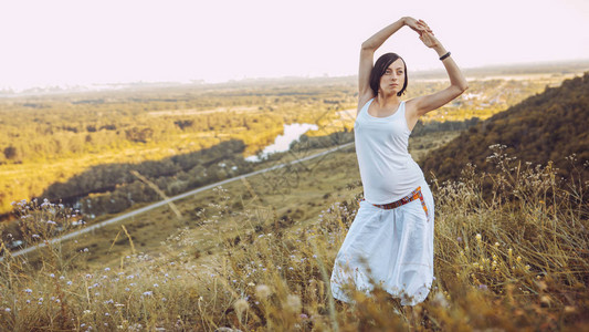 孕妇练习瑜伽姿势呼吸锻炼在户图片