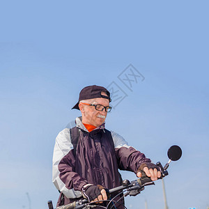 男子骑自行车的肖像图片