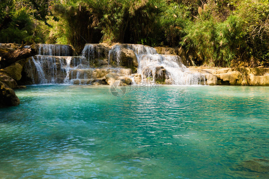 老挝LuangPrabang旅游区附近令人惊叹的KuangSi瀑布图片