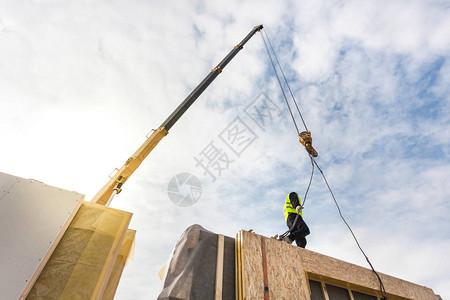 安装起重机安装结构隔绝板的屋顶建筑工人SIP建造新的图片