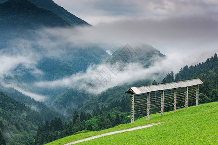 传统的农耕斯洛文尼亚山丘的干草棚图片
