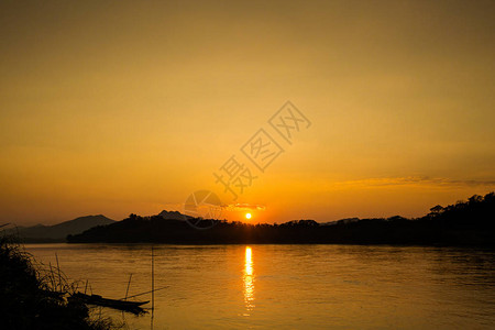 Prabang旅游区湄公河上空的夏季日落风景图片