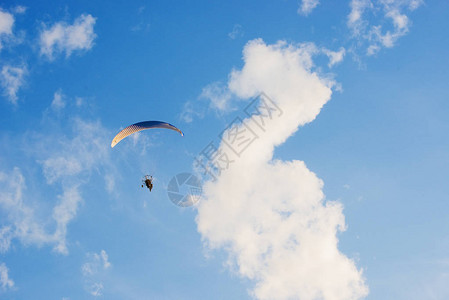 滑翔伞飞行在阴云多图片