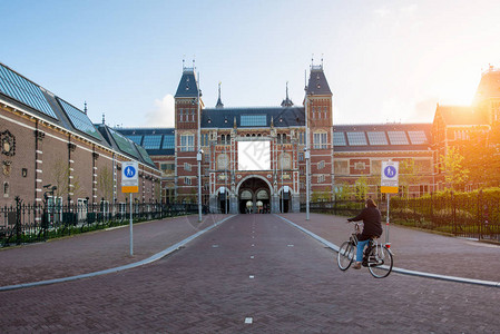 骑自行车经过荷兰阿姆斯特丹国立博物馆图片