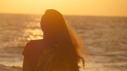 年轻的旅行者女人站在海边图片