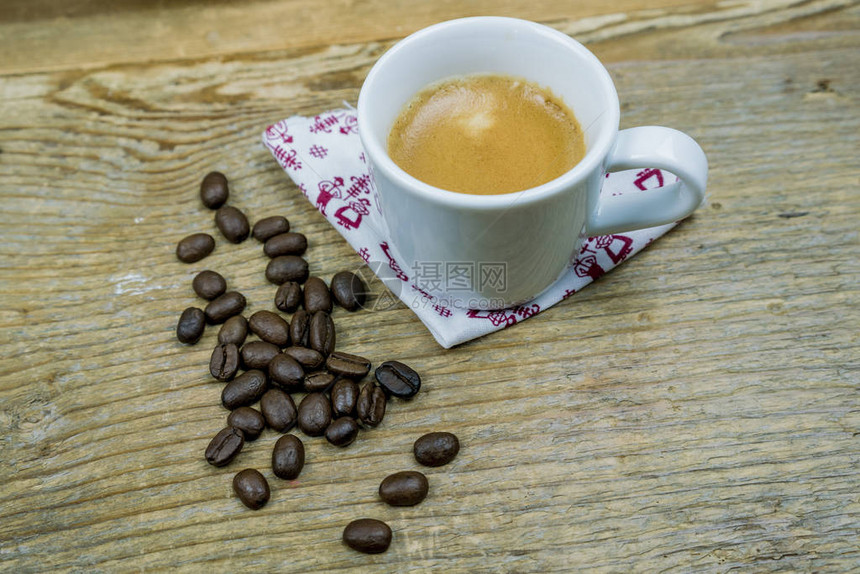 咖啡豆和一杯牛奶咖啡图片