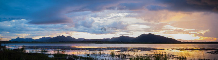 泰国湖边和山上背景图片