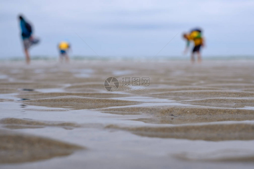 海沙滩背景中的人浅图片