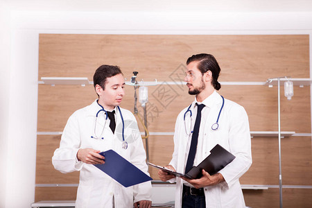 医院康复室的两名医生在谈话医图片