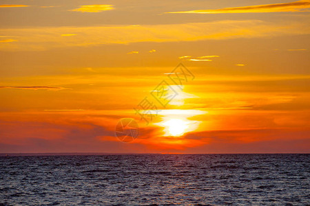 波罗的海夏季的橙色日落背景图片