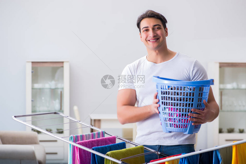 在家洗衣服的男人图片