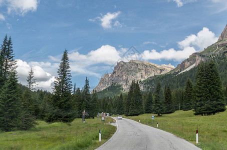 意大利阿尔卑斯山谷图片