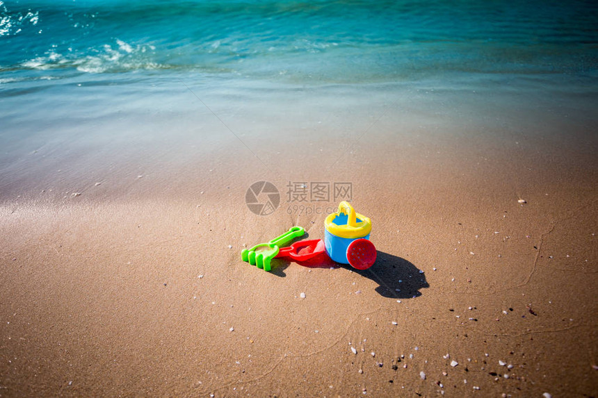 儿童海滩玩具和海图片
